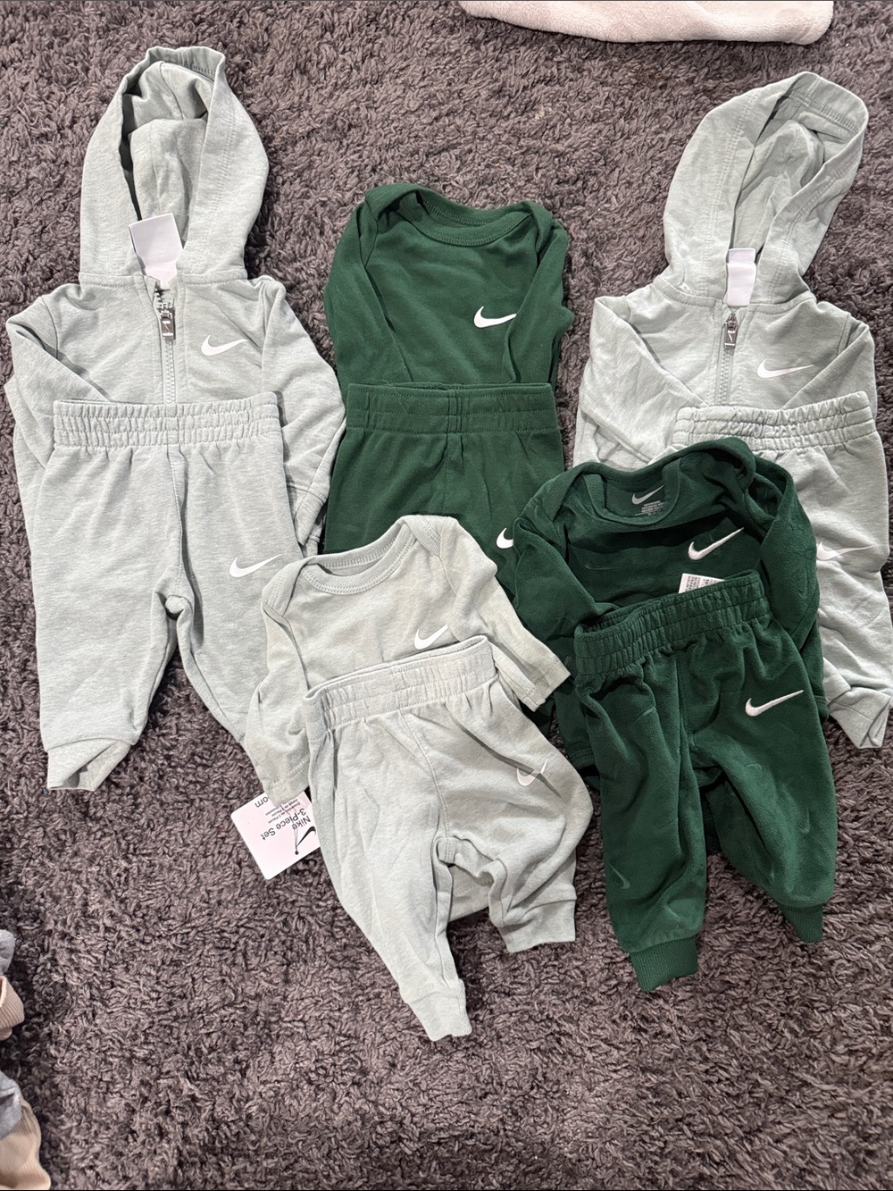 Nike Kids Matching Set in Light Gray and Forest Green